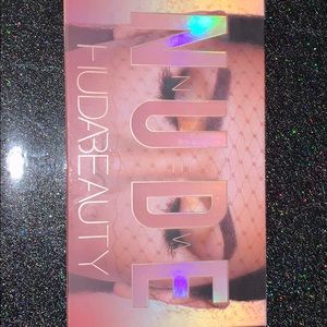 HUDA BEAUTY EYESHADOW PALLETE!!
